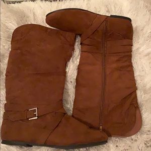 Calf high winter boots
